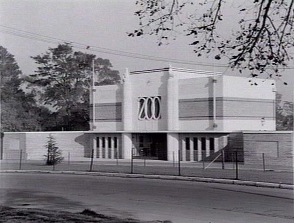 The main entrance to Melbourne Zoo, 1940