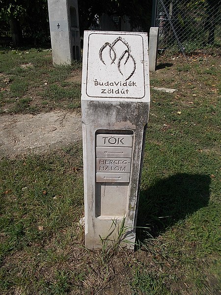 File:'BudaVidék Zöld Út' footpath sign, 2018 Zsámbék.jpg