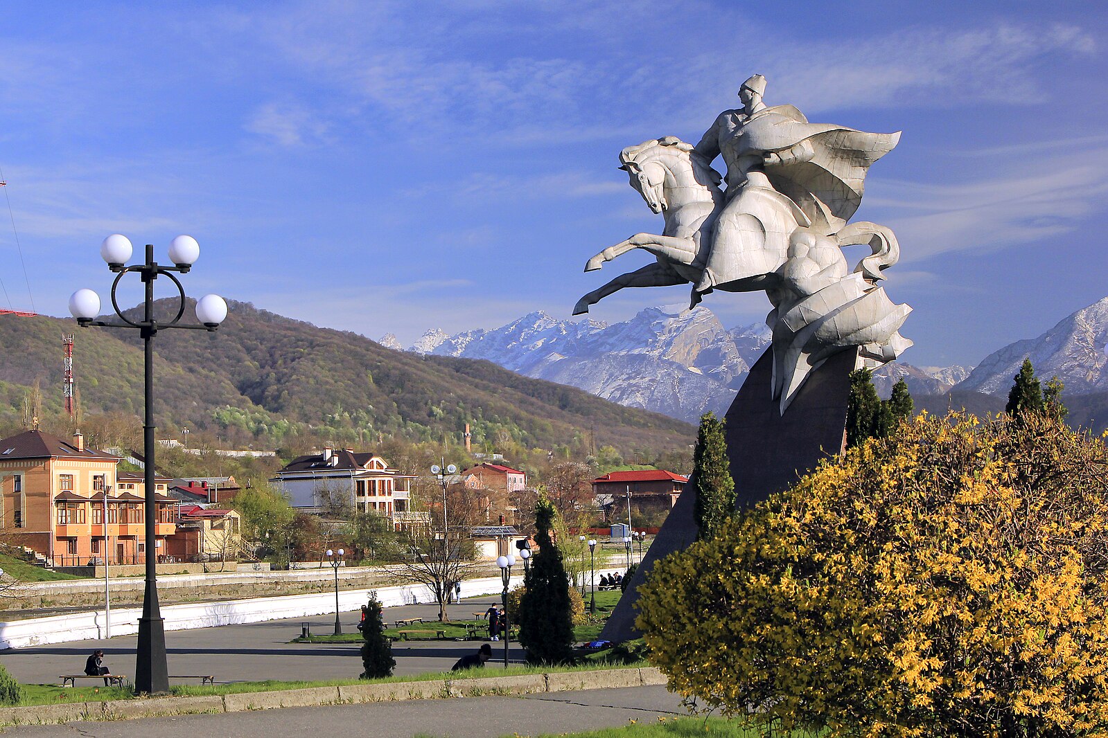 Памятник плиеву во владикавказе фото