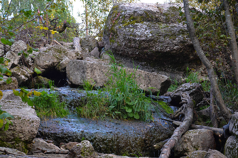 File:Водопад в осеннее время.JPG