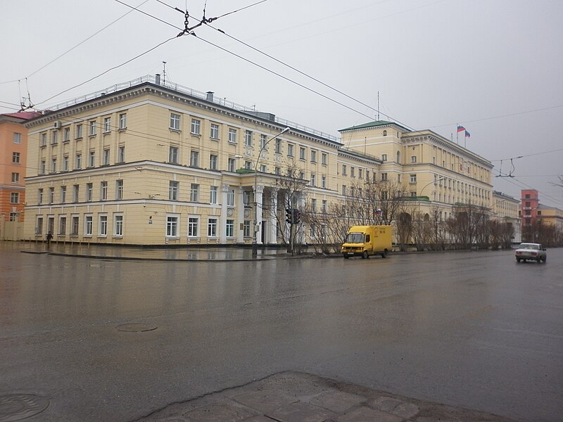 File:Здание городской и областной администрации в Мурманске..JPG