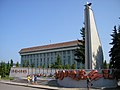 Памятник советским воинам и здание Рады, Хуст, Закарпатье, 2010 - panoramio.jpg