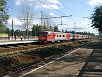 Een elektrische trein naar Petersburg arriveert op het perron