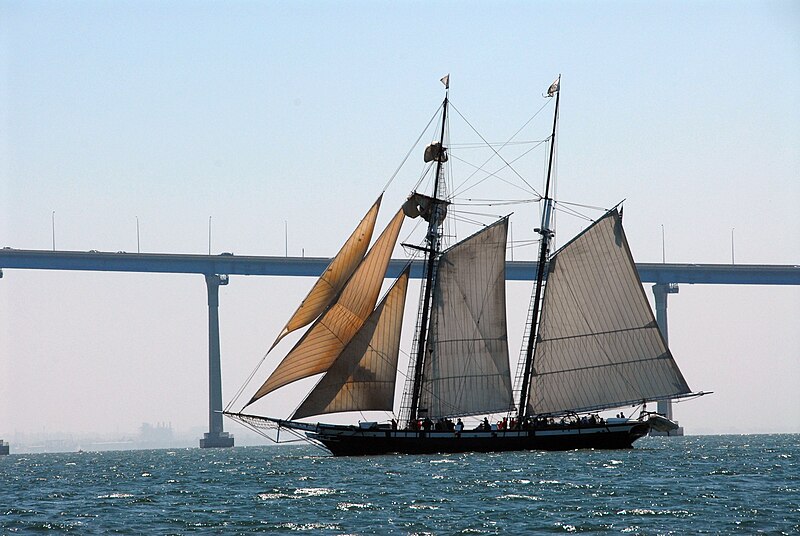 File:‚Californian‘ in front the San Diego Bridge.jpg