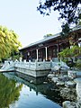 He Tang Yue Se tradisional (kolam tarang bulan) adolah bagian dari Kadiaman jo Taman Pangeran Dinasti Qing talatak di lapangan Universitas Tsinghua