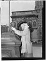 (Portrait of Ann Hathaway, Washington Square, New York, N.Y., ca. May 1947) (LOC) (5306980354).jpg