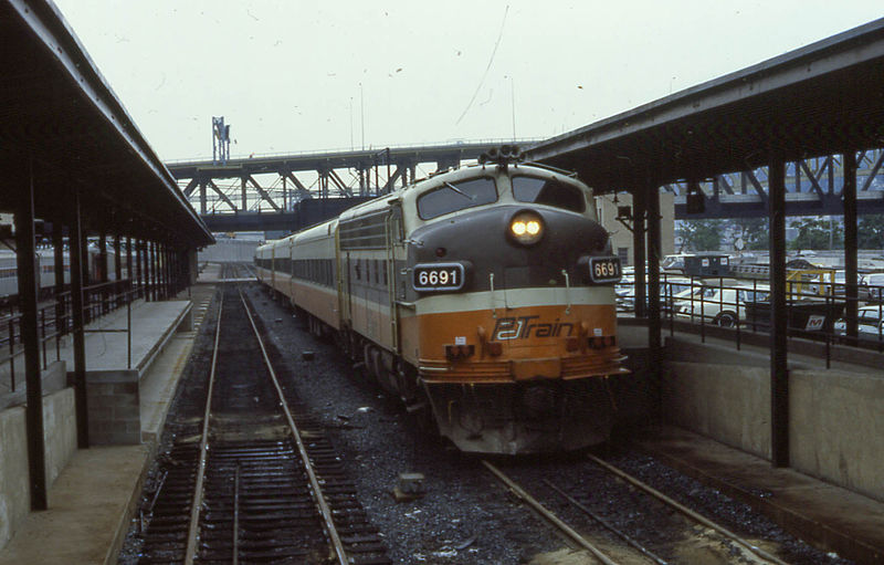 File:19850603 05 PAT Commuter Train, Pittsburgh, PA (4296102183).jpg