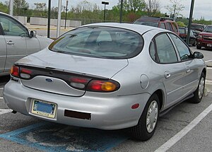 1996-97 Ford Taurus G sedán.jpg