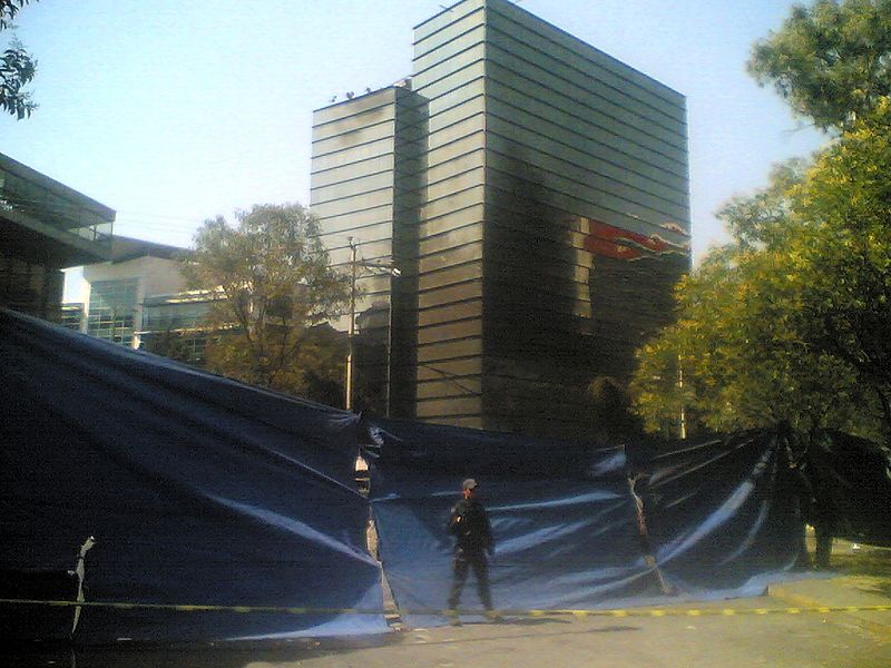 File:20081105 DF Edificio y policia.jpg