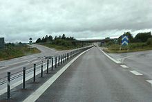 Water pooling at the end of a banked curve, to the left of the median barrier. Also note water collecting in the wheel ruts. (Photo taken in Sweden) 200907201000 Vattenplaningsrisk.jpg