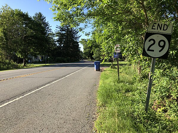 Route 29's mis-signed northern terminus when entering Frenchtown. Route 29 continues to Frenchtown and Route 12 despite the signage.