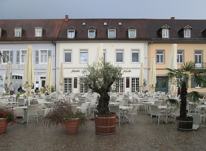 File:20180923Schlossplatz 7 Schwetzingen.jpg