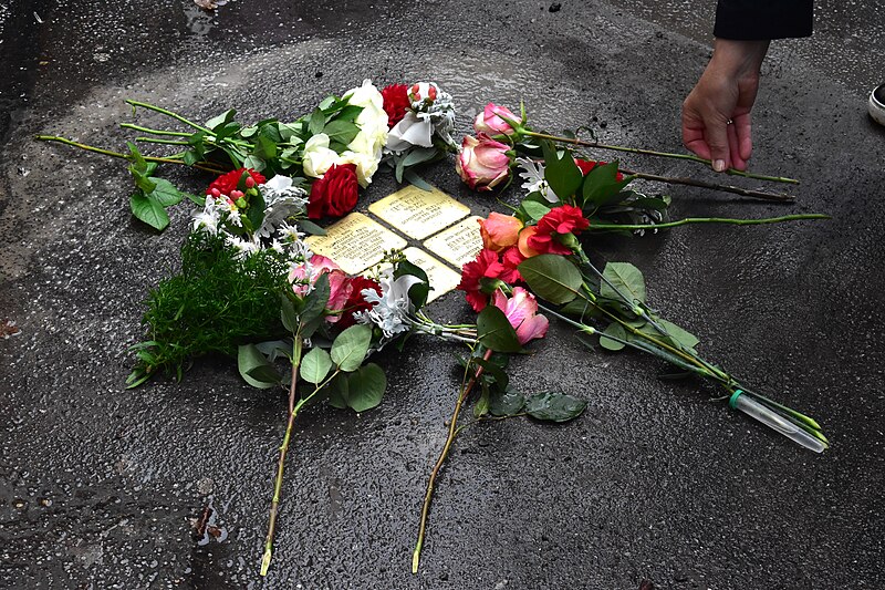 Verlegte Stolpersteine vor dem Haus in der Berckhusenstraße 27 mit niedergelegten Rosen