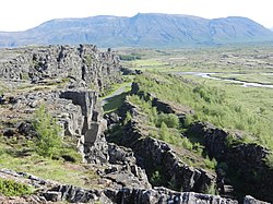 Almannagjá'dan kuzeye doğru bakış: Sağda Þingvellir grabeninin dibi, merkezde Lögberg ve arka planda Ármannsfell.