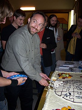 5. urodziny polskiej Wikipedii - Jimbo Wales (krojenie tortu) 02.JPG