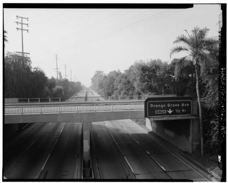 File:ARROYO SECO PARKWAY AND FREMONT AVENUE BRIDGE SEEN FROM ABANDONED RAILROAD BRIDGE. LOOKING 252°WSW - Arroyo Seco Parkway, Fremont Avenue Bridge, Milepost 31.01, Los HAER CAL,19-LOSAN,83AE-2.tif