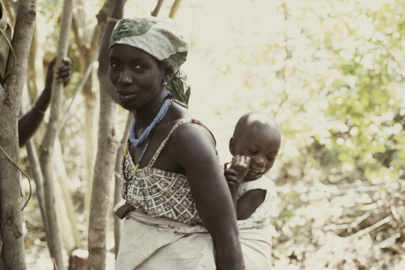 File:ASC Leiden - Coutinho Collection - E 21 - Shop in Sara, Guinea-Bissau - Woman with a child - 1974.tif