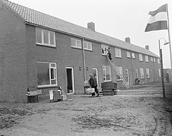 Inhabitants arrive in the new village (1957)