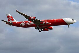 Airbus A340-300 авиакомпании AirAsia X в заходе на посадку в лондонский аэропорт Станстед