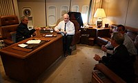 הנשיא בוש יושב במשרדו באייר פורס 1