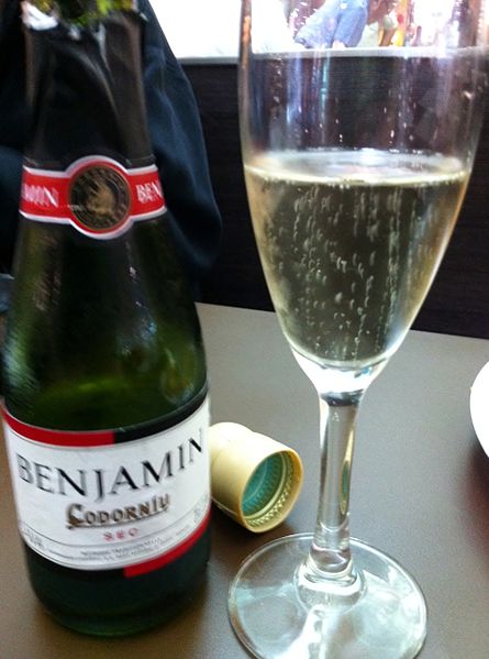 File:Airline bottle cava.jpg