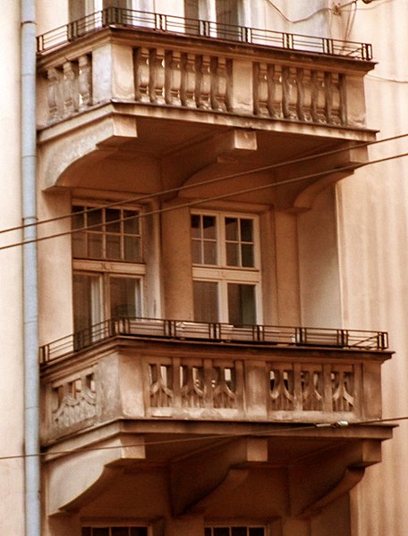 File:Aleje Jerozolimskie 99 wewnętrzne balkony.jpg