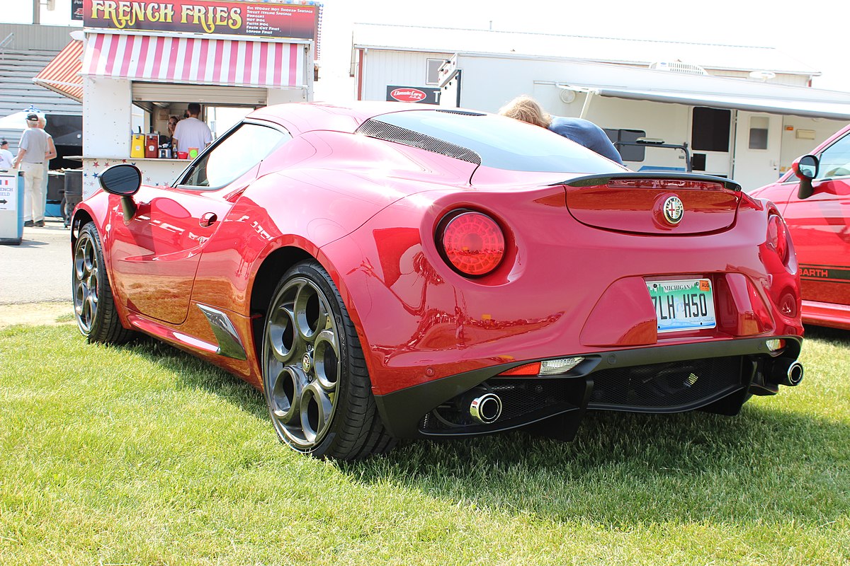 Alfa Romeo 4c вид сбоку