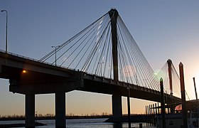 Die Clark Bridge von der Marina in Alton