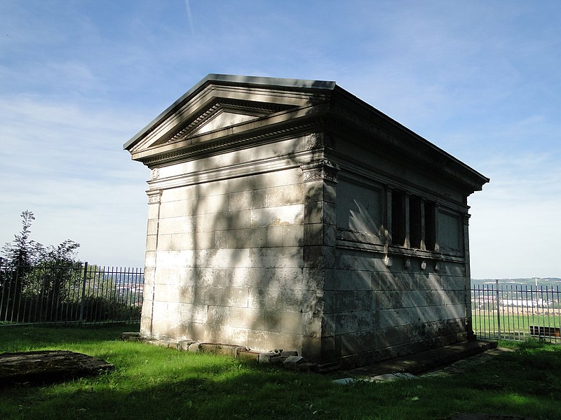 File:Am Viertelacker Dresden Mausoleum Familie Kap-Herr 9.JPG