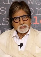 Una imagen de Amitabh Bachchan mirando hacia la cámara