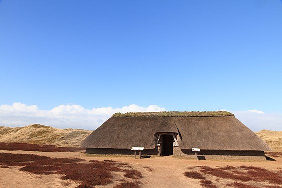 English: Nebel, Amrum, Schleswig-Holstein, replica of iron age house in the dunes, erected in 2014 Deutsch: Nebel, Amrum, Eisenzeitliches Haus (Nachbau), 2014 errichtet