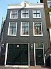 Huis met gevel onder verhoogde lijst