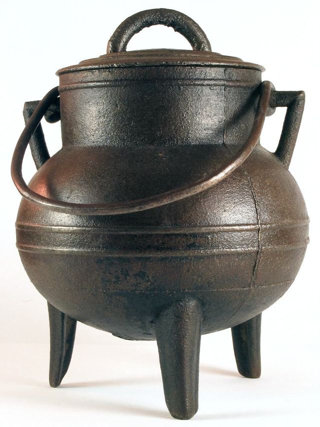 File:Ancient Iron Pot.Jpg - Wikimedia Commons