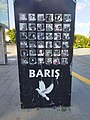 Ankara Garı'nın önündeki "barış" anıtı