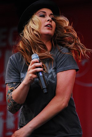 Anouk at fesival mundial 2008.JPG