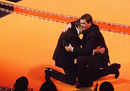 Antonio Banderas abbraccia Juan Diego, prima di consegnargli il Premio Malaga nell'edizione 2009