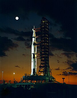 Roket Saturn V dalam persediaan sebelum dilancarkan