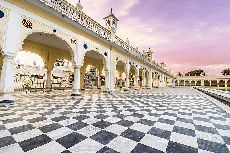 File:Arched Corridor of Gurdwara Janam Asthan, Nankana.jpg