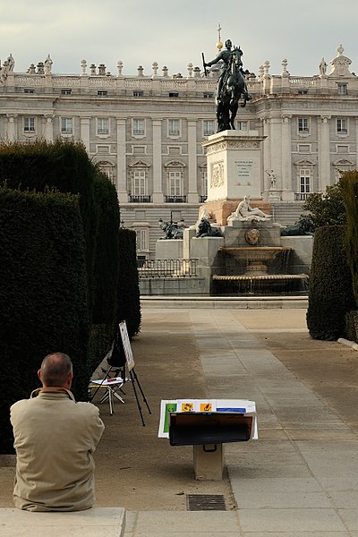 File:Artist at Felipe IV statue at Plaza de Oriente in Madrid (32431970861).jpg