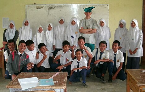 School in a small village (Indonesia, West Sumatra, 2013) — If there is an opportunity to test himself as an English teacher, the traveler takes it