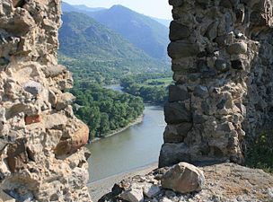 Vista dalla fortezza di Atskuri[en] a valle del Kura;  in lontananza - Borjomi-Kharagauli nat.  un parco