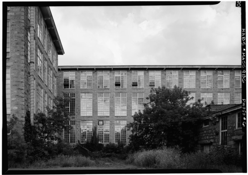 File:August 1968 SPINNING MILL, SOUTH PORTION, WEST FACADE, VIEW LOOKING EAST - Charlton Mill, Howe and Crawford Streets, Fall River, Bristol County, MA HABS MASS,3-FALL,8-8.tif