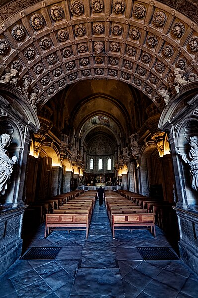 File:Avignon - Montée des Canons - Romanesque Cathédrale Notre-Dame des Doms 1150 - View East from Renaissance Church Entrance towards the Choir - Statues of Martha (left) & Mary Magdalene (right) 02.jpg