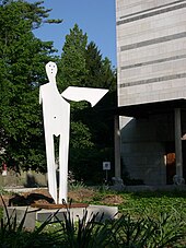 Nach dem kleinen Original Homme aux bras écartés (1961) vergrößerte Picassoskulptur am Kunstmuseum Basel (Neue Fassung von 2007)