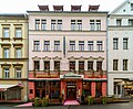 Wohnhaus (heute Hotel mit Gaststätte) in geschlossener Bebauung und älteres Hinterhaus