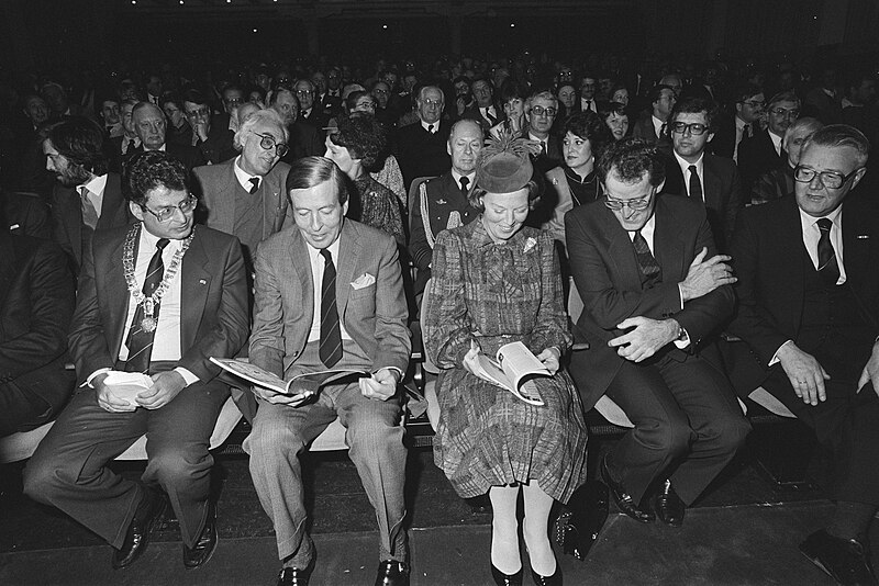 File:Beatrix en Claus bij bijeenkomst t.g.v. 100-jarig bestaan NVJ op 2 februari 1984.jpg