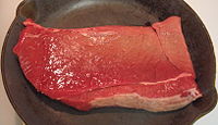 Une tranche de rumsteck, viande maigre très peu persillée.