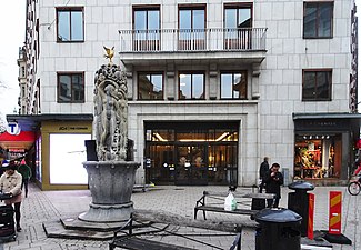 Huvudentrén med Carl Eldhs skulptur Fontän.
