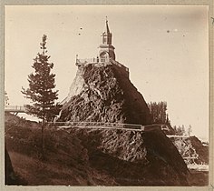 Mount Grace con una capilla en la parte superior (1910)