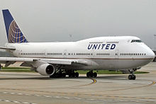 Un Boeing 747-400 de United Airlines rodando.